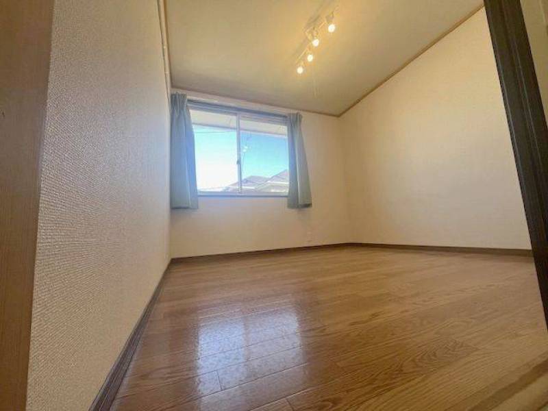 北側4.5畳の部屋です。