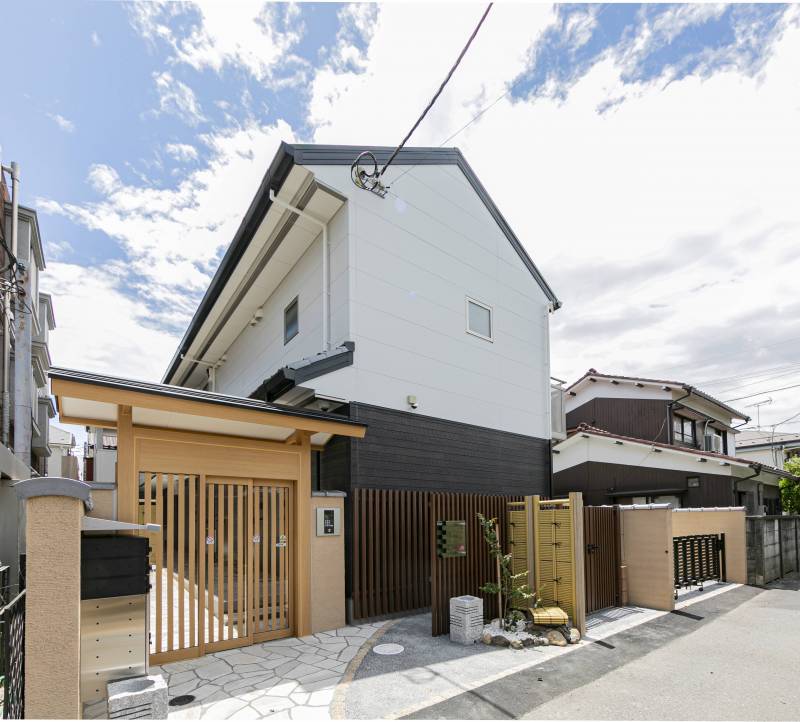 右中の門はごみ集積所、右奥の大きめの門は引越等の一時駐車場