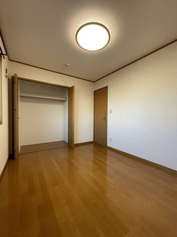 洋室
クローゼット付き、シーリングライト付き