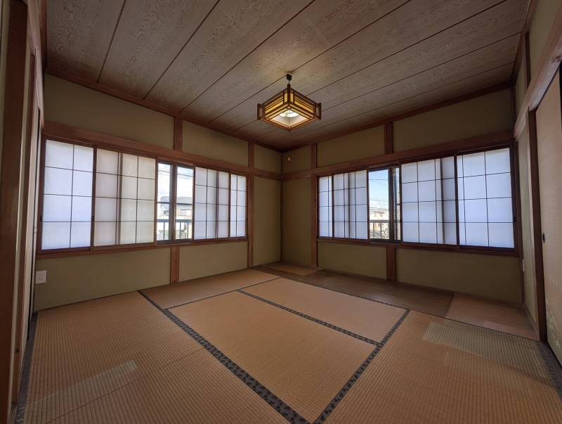 2階北和室。東・北の二面採光で明るいです♪