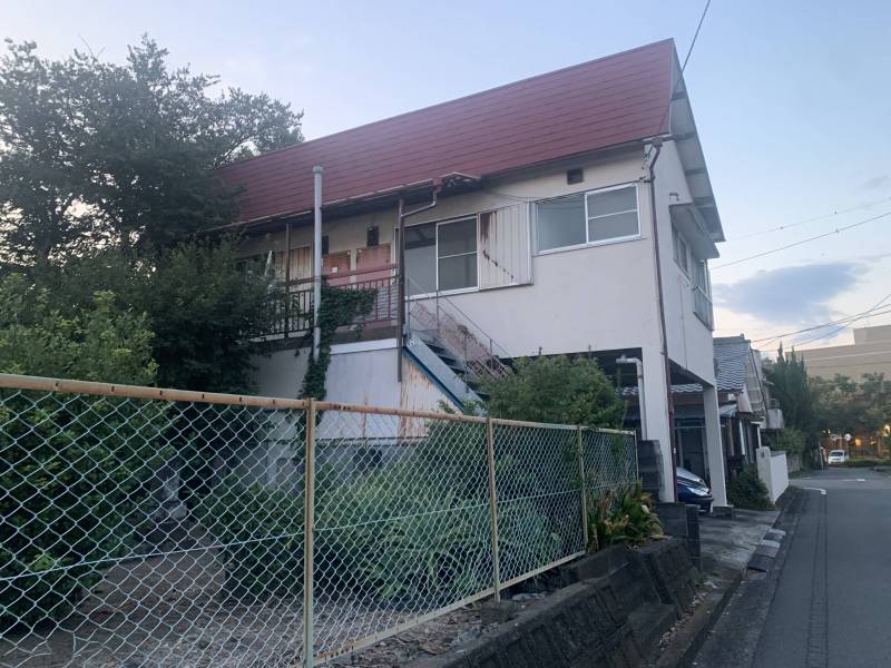 ドアと屋根を白く塗り直す予定です