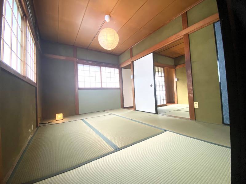 【畳と壁の緑でゆっくり落ち着ける２階和室】