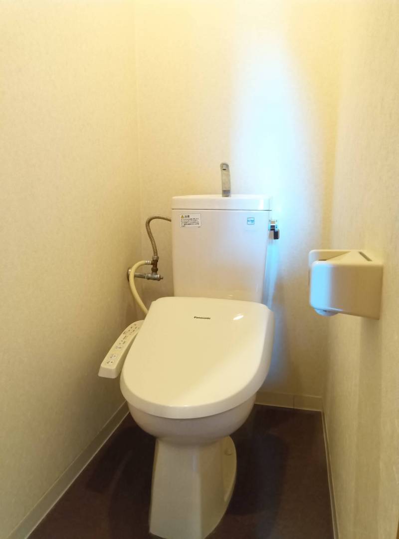 サービス品で温水洗浄便座もついてます。※画像201