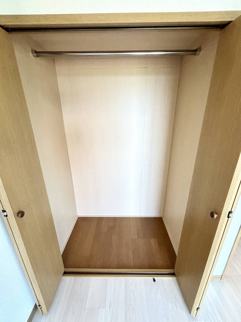 クローゼットも広々♪もちろんパイプハンガー設置済♪
