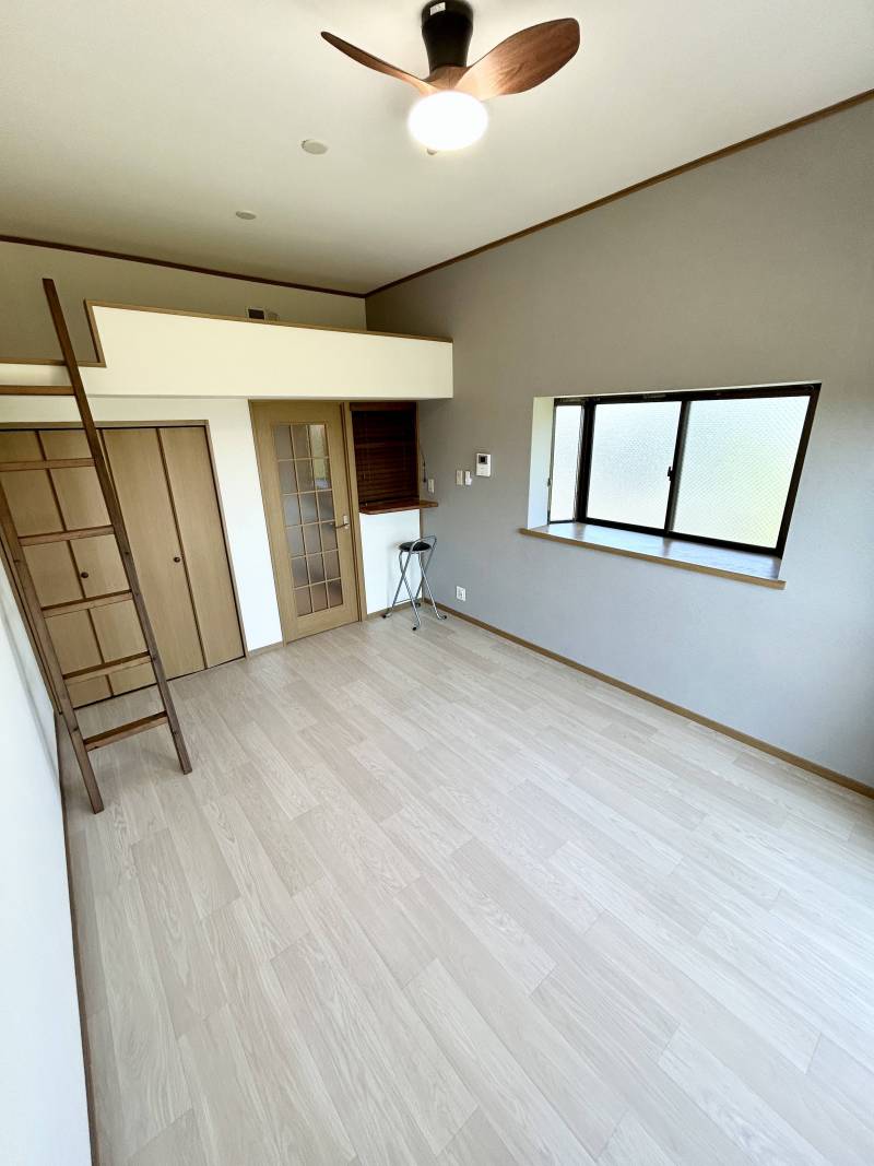 8帖居室、天井が高く開放感抜群！天井照明付き♪ロフトも便利♪