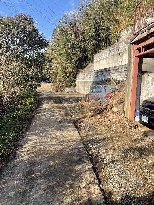 駐車場前の道路。車庫の電灯は現状つきません。