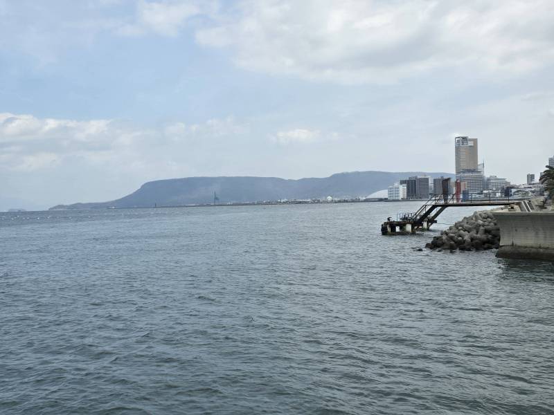 海辺には、屋島が見えます。
自然に癒されます。