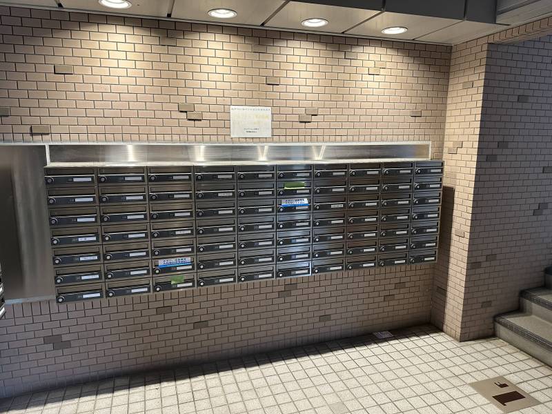 エントランスに郵便ポストあります