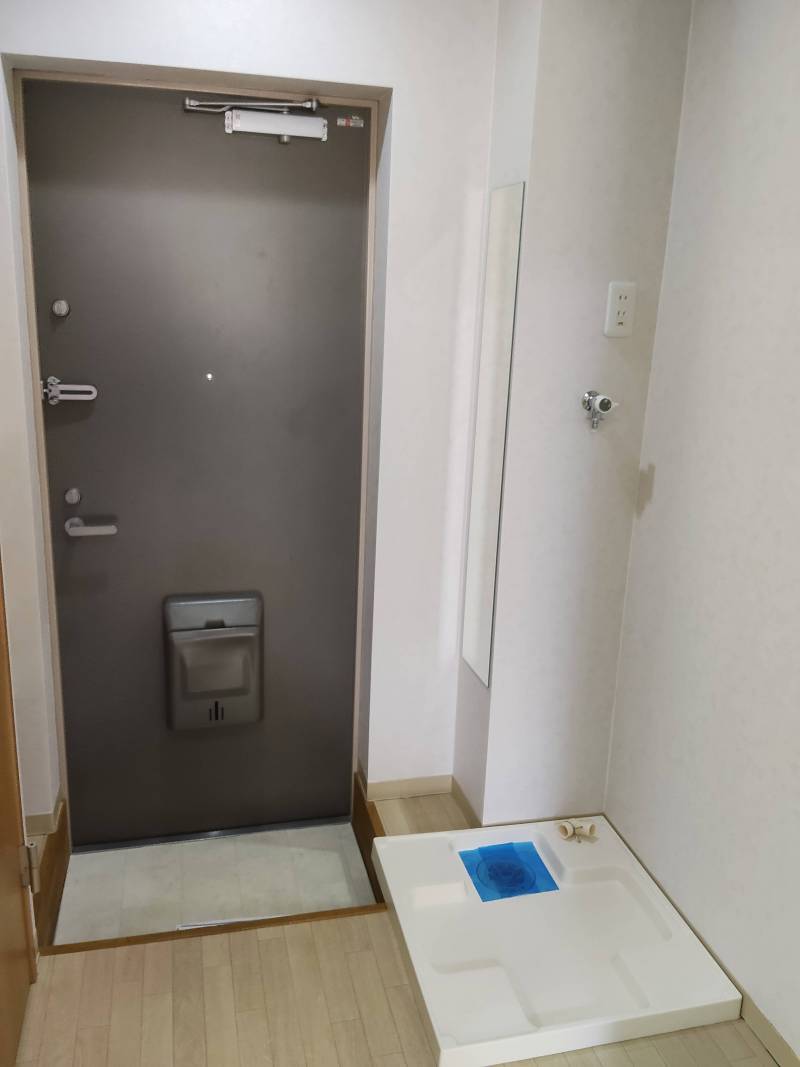 玄関横にシューズ用の棚を完備