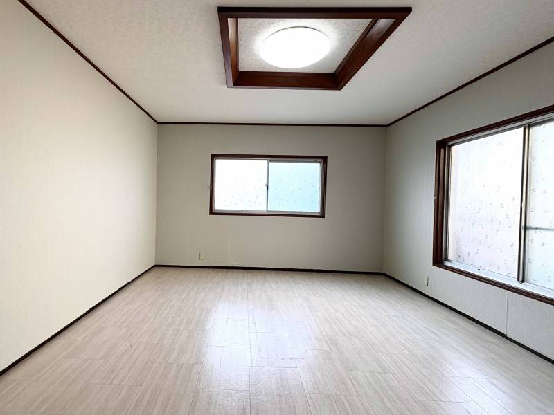 ２階の右。二面採光で明るいお部屋。