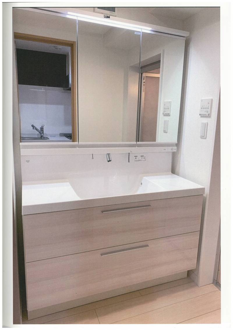 広々とした3面鏡の収納が充実した洗面化粧台！