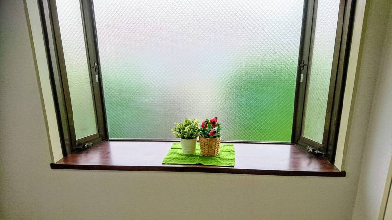 明るくて大きな出窓。換気も良いです。