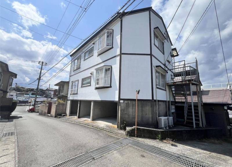 閑静な住宅街に佇む別荘風の外観です