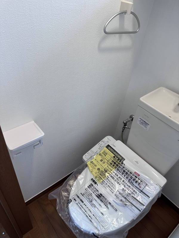 ウォシュレットとトイレットホルダーを新しく取り付けました。
