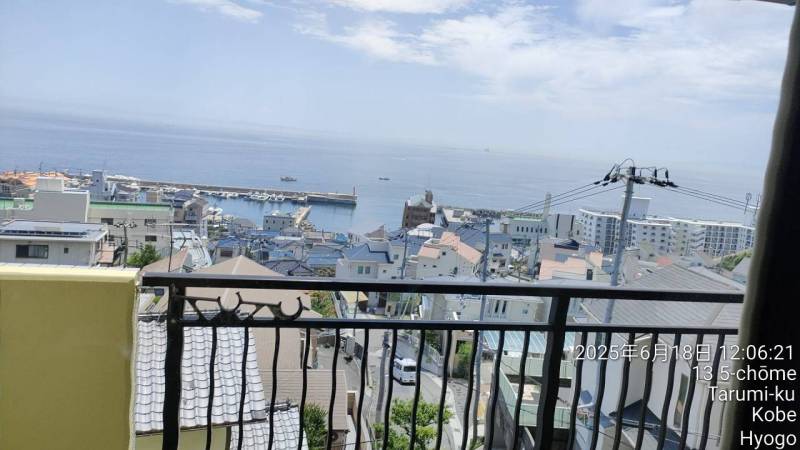 ベランダからは素晴らしい眺望が広がり、海を一望できます。