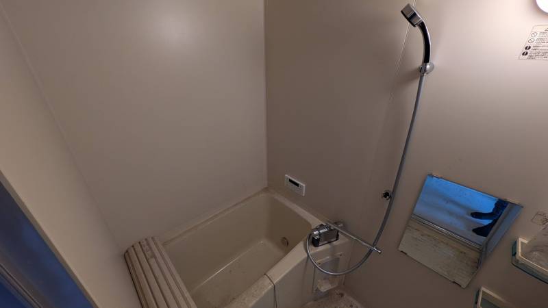 サーモスタット水栓付の浴室。