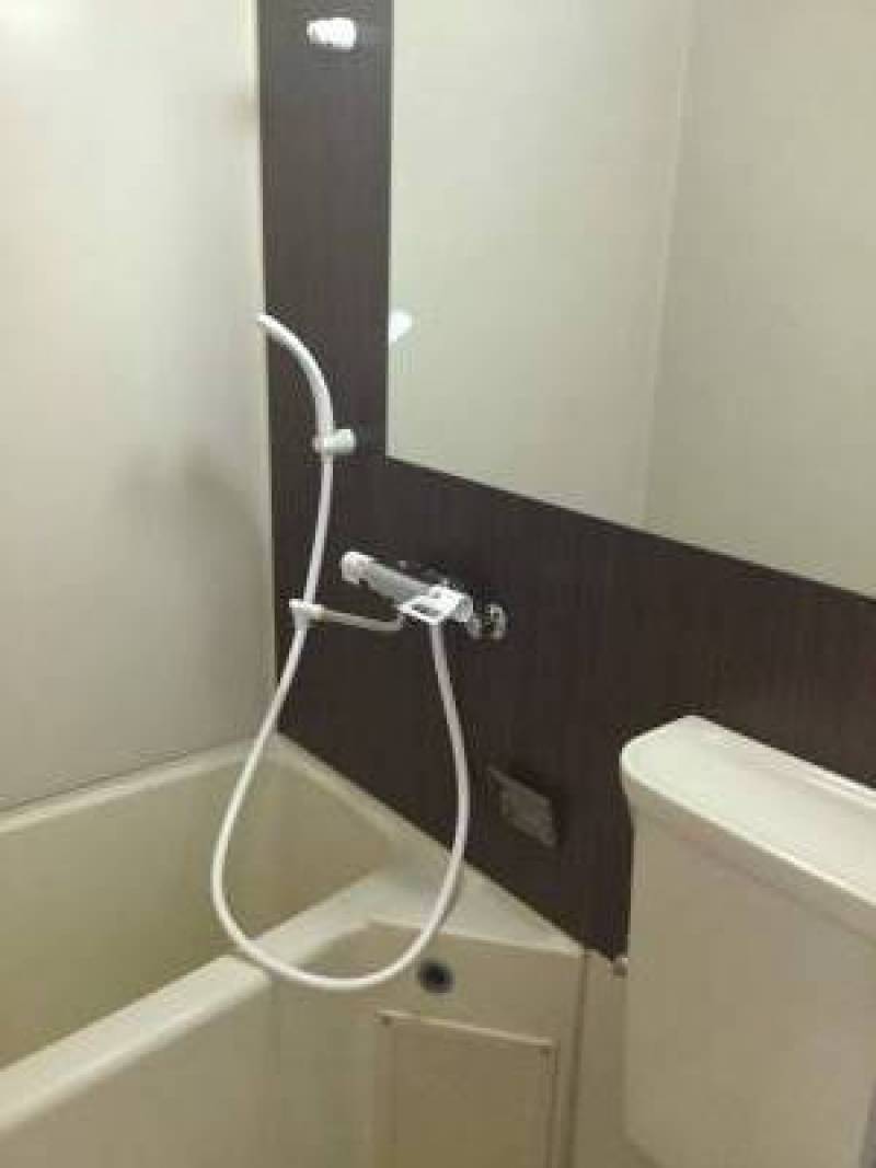 3点ユニットバスですが大型鏡ついてホテルライクにしてます