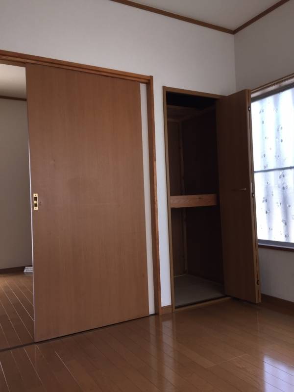 北西側洋間〜上下収納あり。たっぷり収納できます！