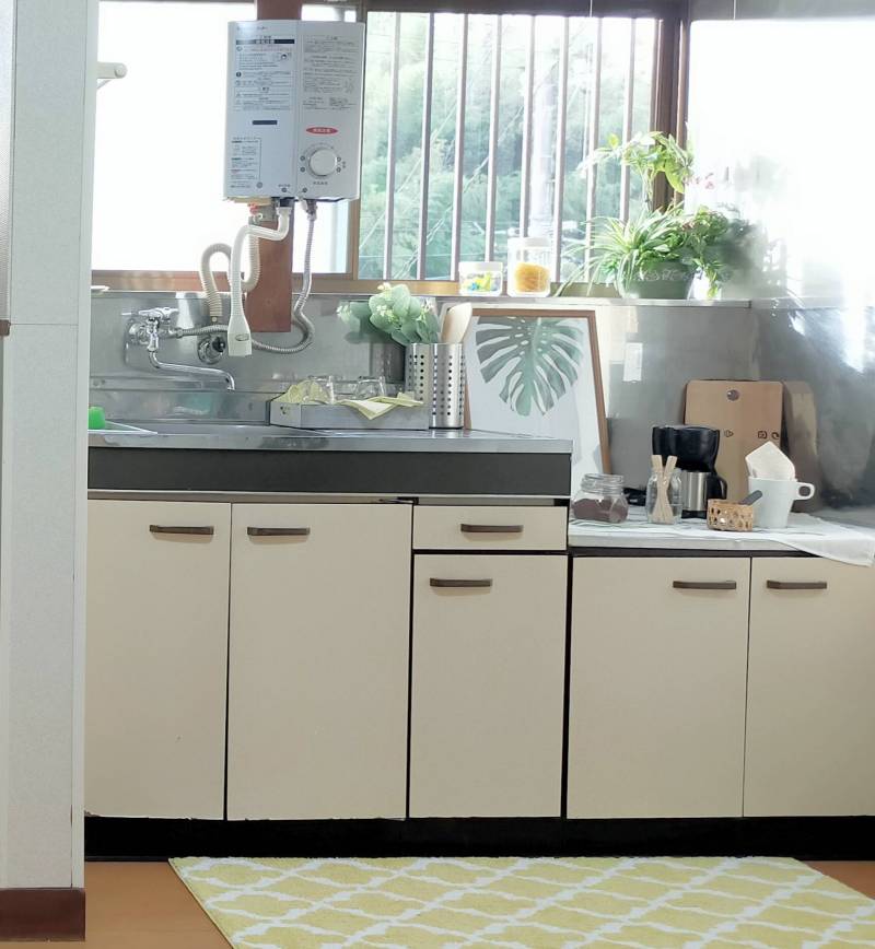 日が差し込む明るいキッチンです。