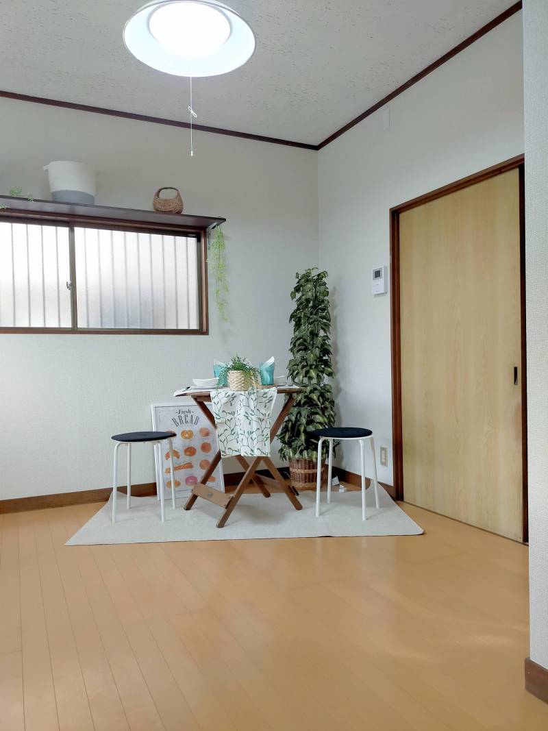 DK　日差しが入るDK　上部棚多数あり収納力もバッチリ