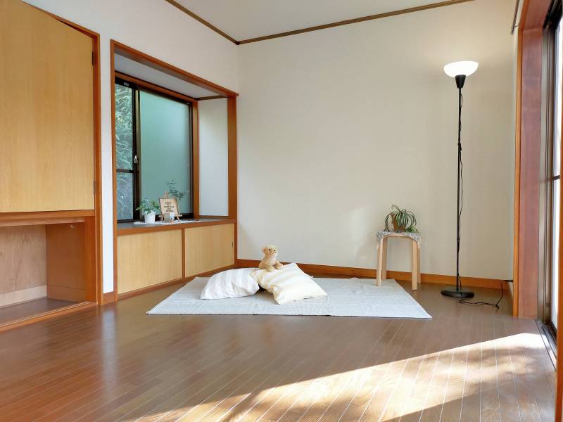 洋室１　６畳　両開きクローゼット収納多め、明るく広々です