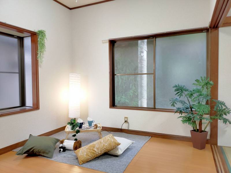 洋室２　４．５畳　2面採光で１つは出窓で広々　