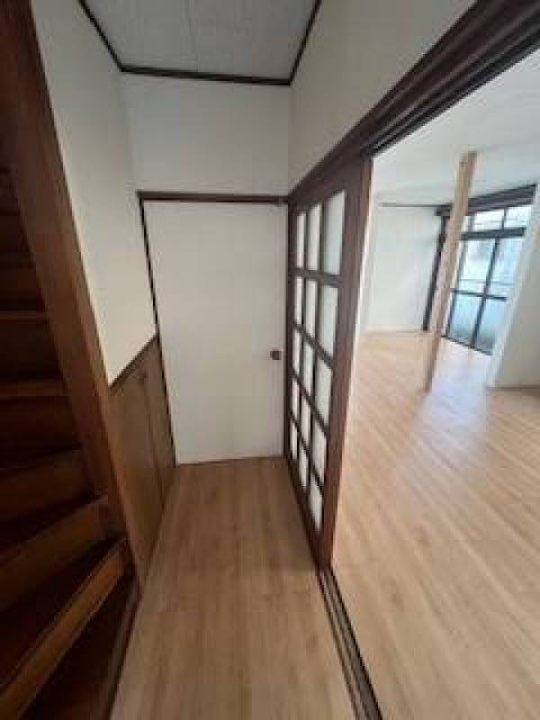 玄関側からリビングの入り口