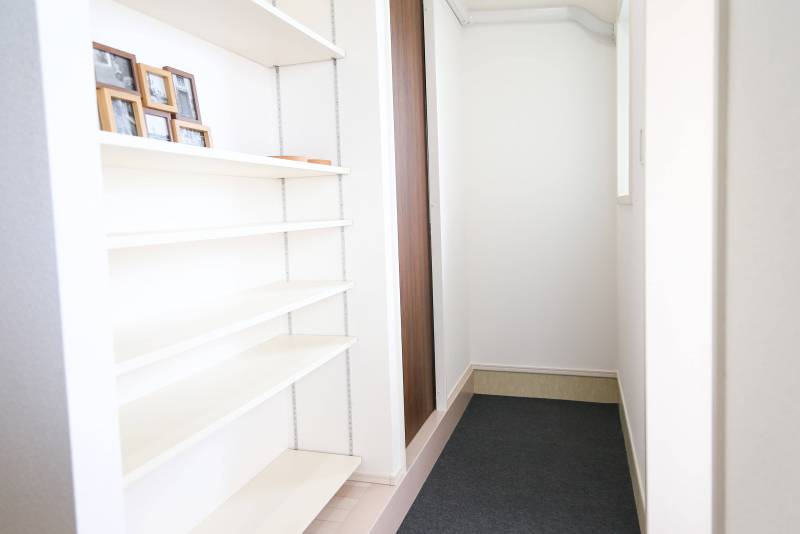 使い勝手の良い玄関スペース。趣味の道具を置いたり。