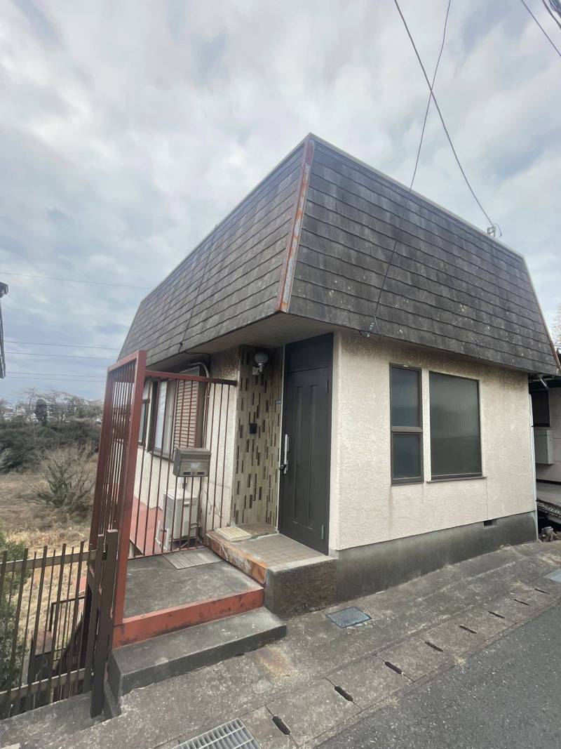 帽子を被ったような屋根です。3階が玄関になります。