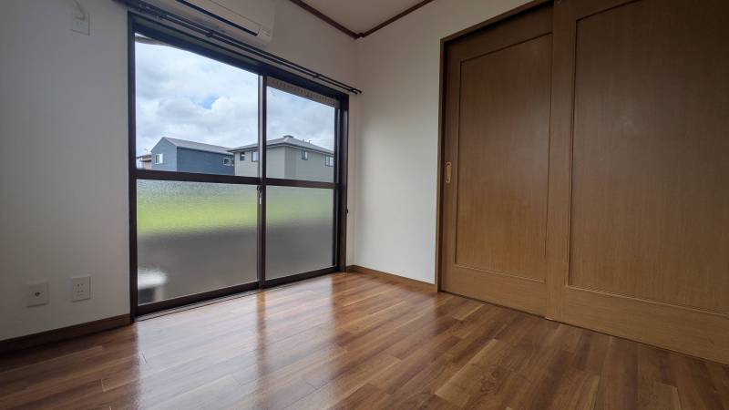広々とした４．０帖の東側洋室。