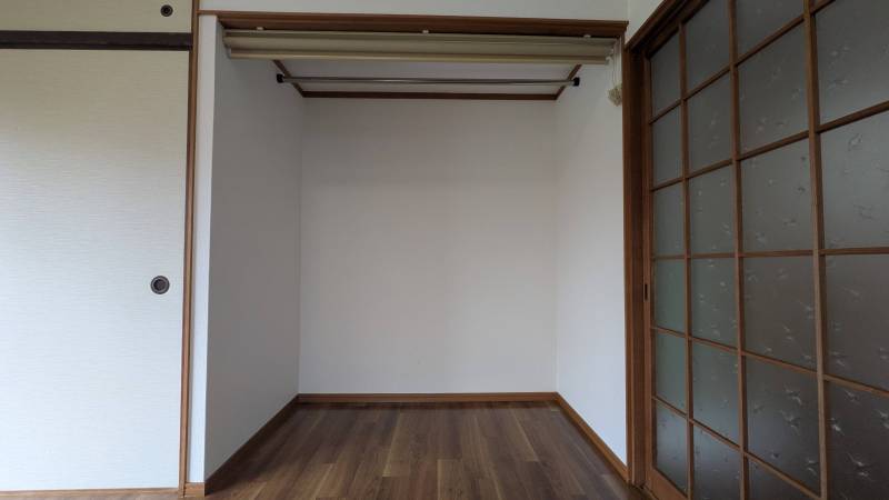 収納力たっぷりのハンガーパイプ付収納。