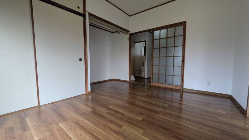 広々とした７．８帖の西側洋室。