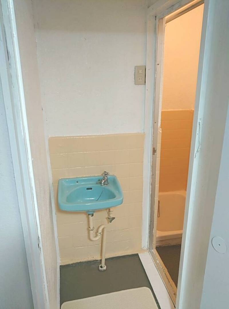 壁塗装。　床修復後塗装しました。