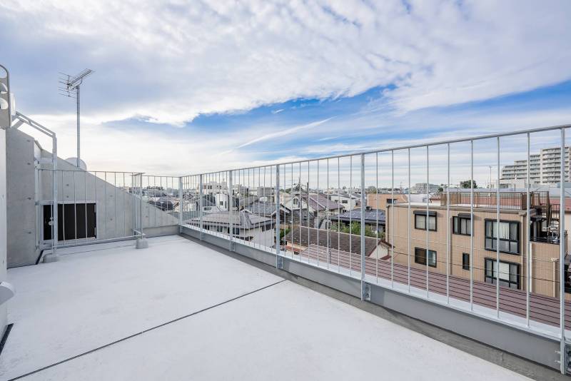 空と一体化できそうなバルコニー。