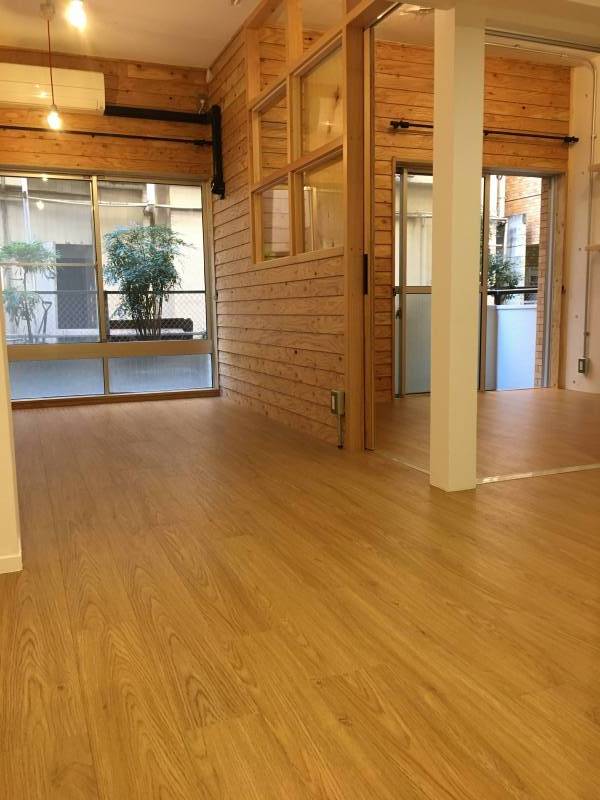 扉をオープンにすると広々と開放感があります。