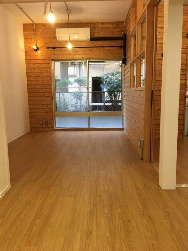 ウッド壁とコンクリート壁、天井はコンクリート打ちっ放しで広々