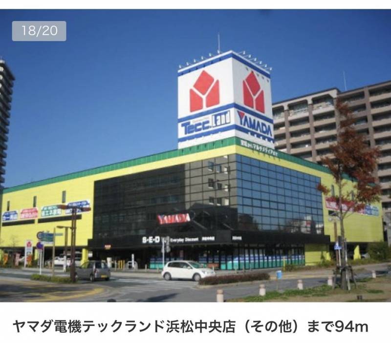 電気屋さんがエントランスを出てすぐ。何かと便利です