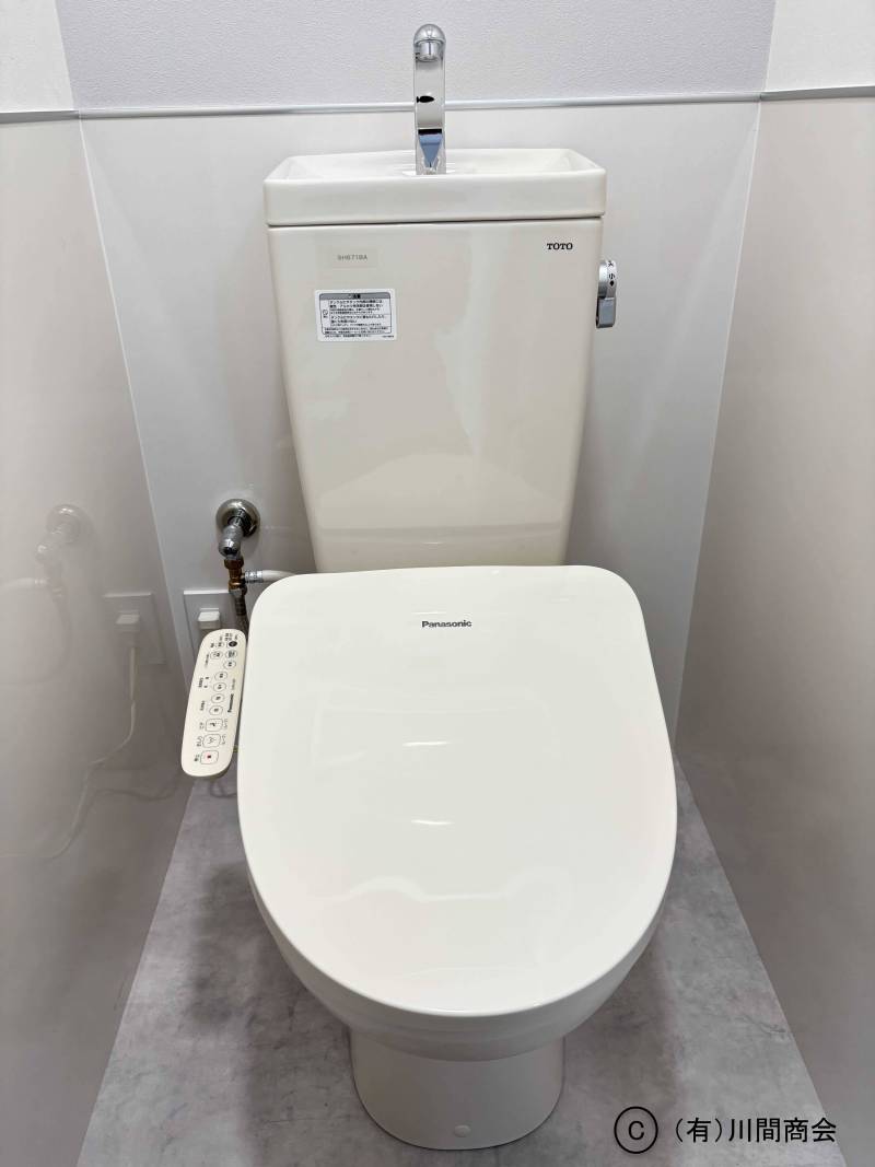 温水洗浄便座付きのトイレ