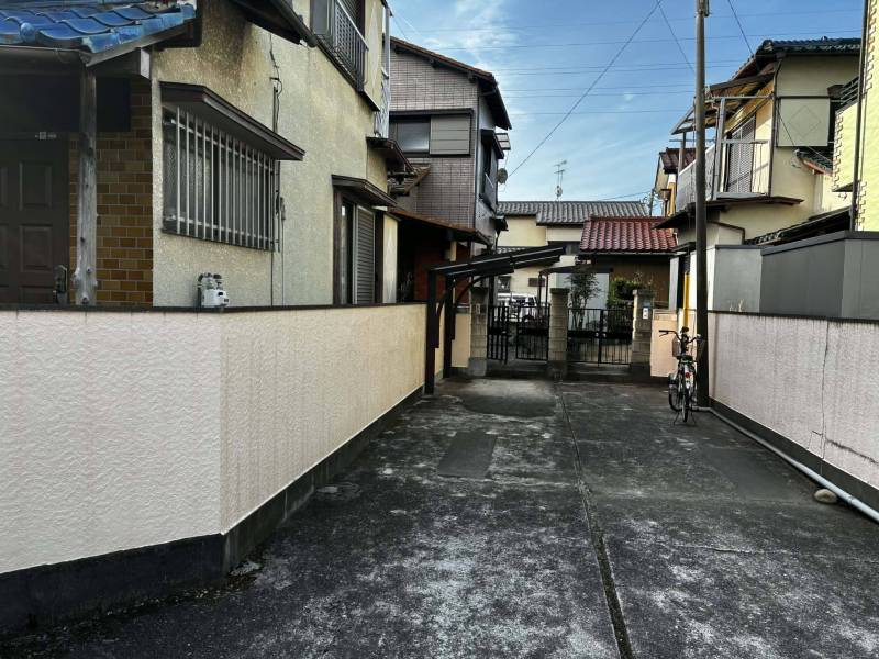 駐車場が備え付け。近隣にも空き駐車場多数。