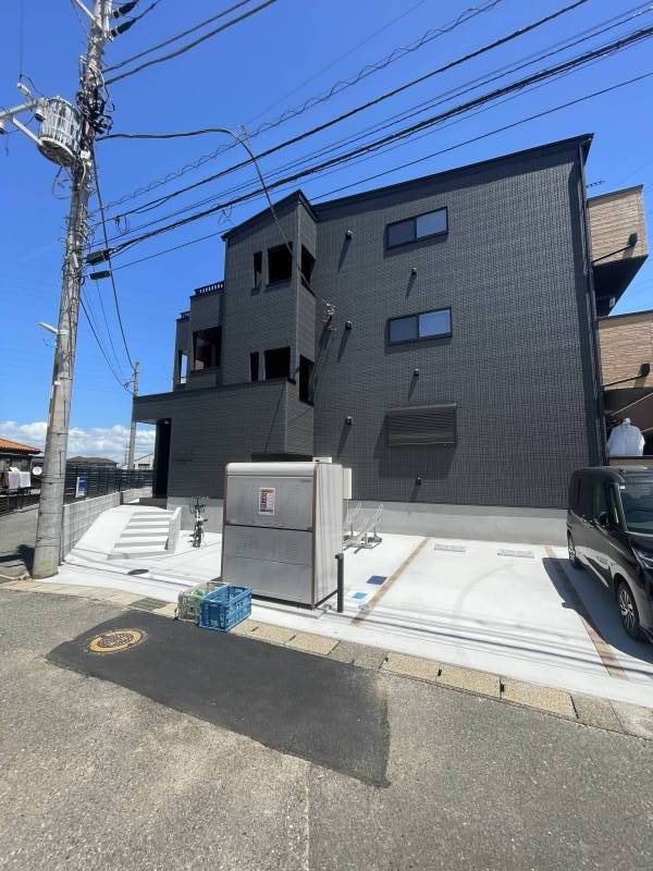 正面駐車場及びゴミ置き場