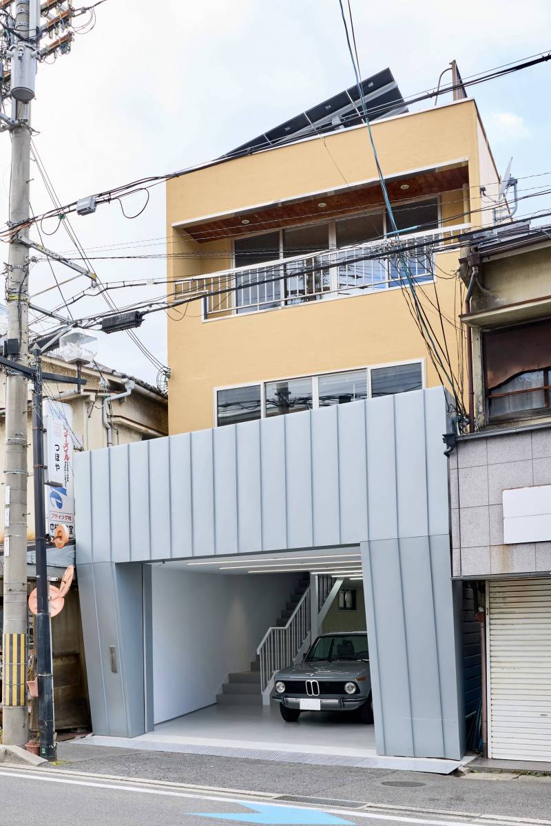 リノベ済3階建て外観｜電動シャッター付