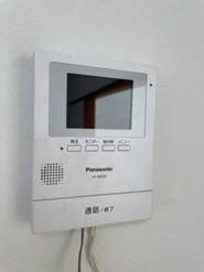 ダイニングにモニター付きインターフォンがあります。