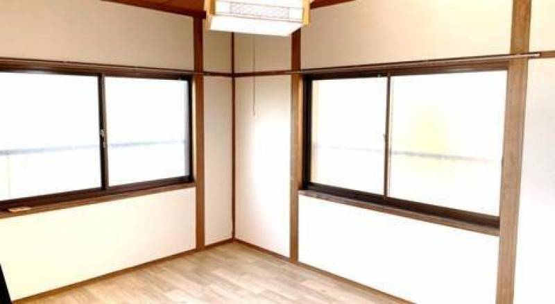 2階の洋室の１室は2面窓で通気性が最高！