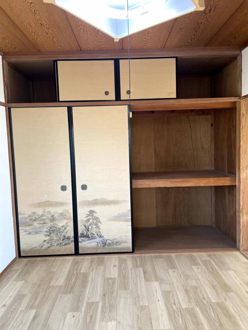 1階、２階は全て洋室。部屋には大きな収納あり。