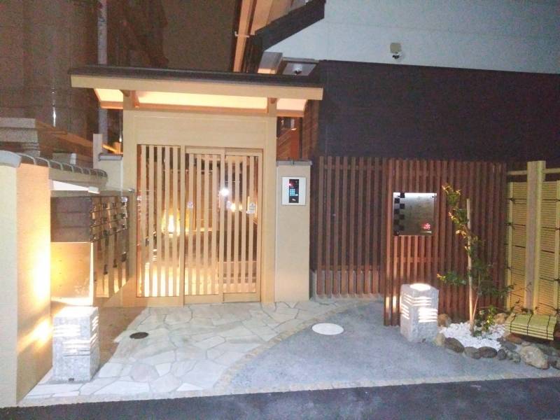 ポストの下に宅配ＢＯＸ、ｵｰﾄﾛｯｸの自動ドアです