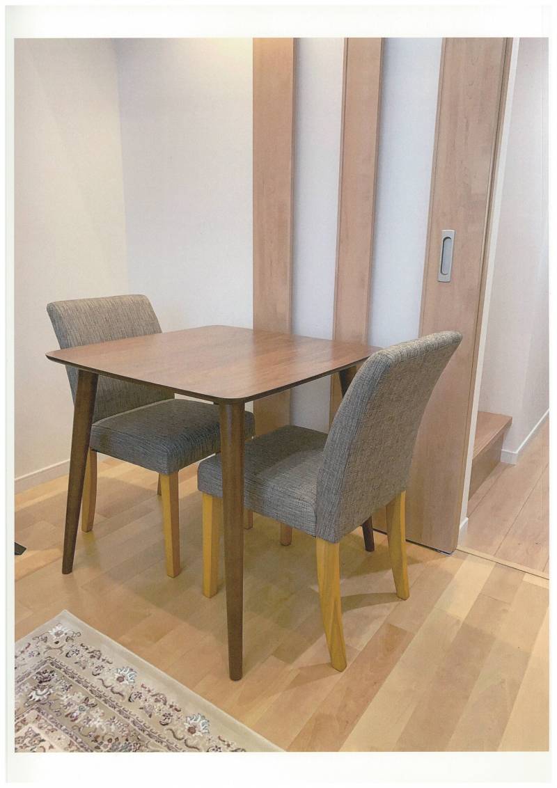 ダイニングテーブル・チェア設置によりリラックスした食事空間へ