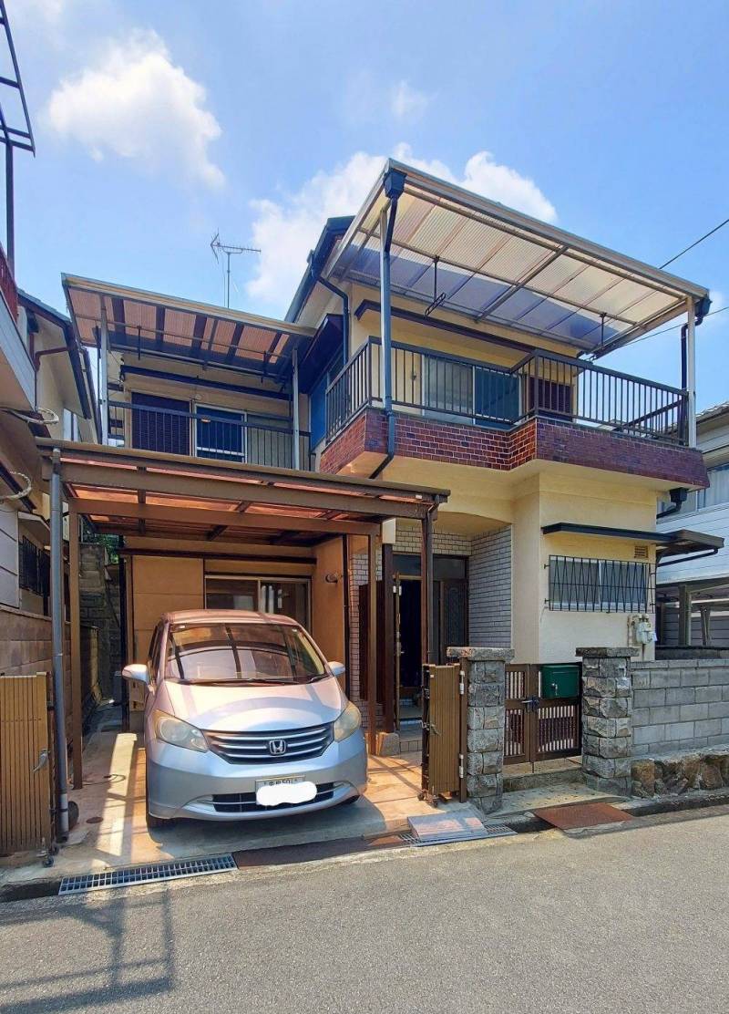 門扉のある家、写真の車はフリードです。