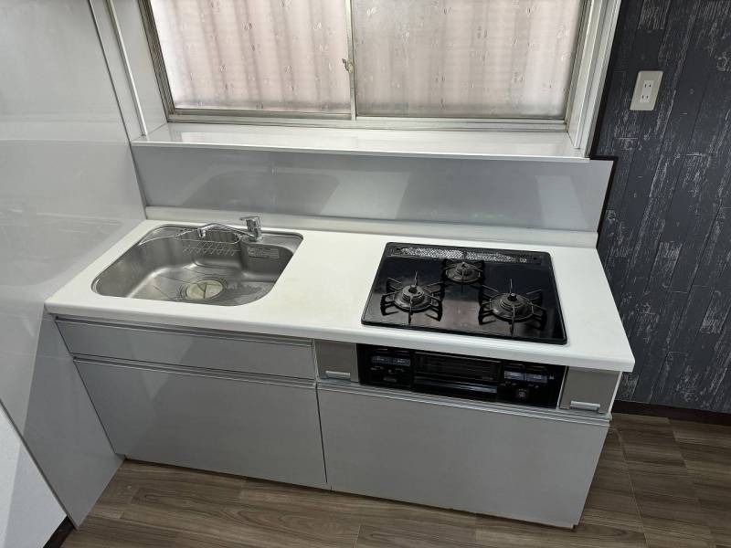 システムキッチンはスライドオープン扉です。