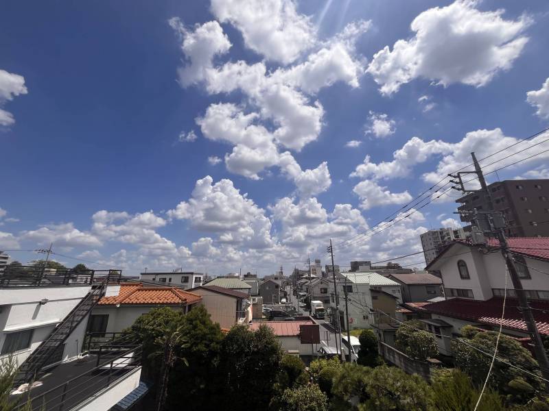 前面に大きな遮る建物がなく、青空が広がる開放感のある眺望