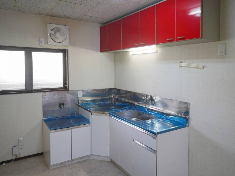 キッチンもリフォーム済み。オシャレなクロス